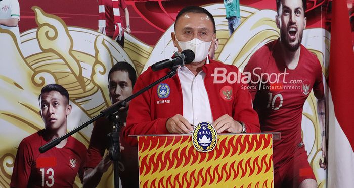 Ketua Umum PSSI, Mochamad Iriawan, tengah memberikan keterangan kepada awak media seusai bertemu Direktur Utama Persis Solo, Kaesang Pangarep, di Kantor PSSI, Senayan, Jakarta Selatan, 7 April 2021.