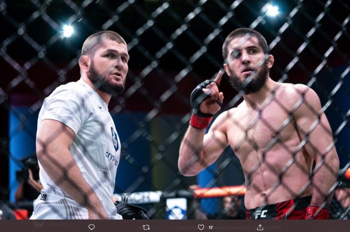 Khabib Nurmagomedov (kiri) dan Islam Makhachev (kanan). Saat itu Nurmagomedov sedang menemani Makhachev bertarung pada UFC Vegas 49, Sabtu (26/2/2022).