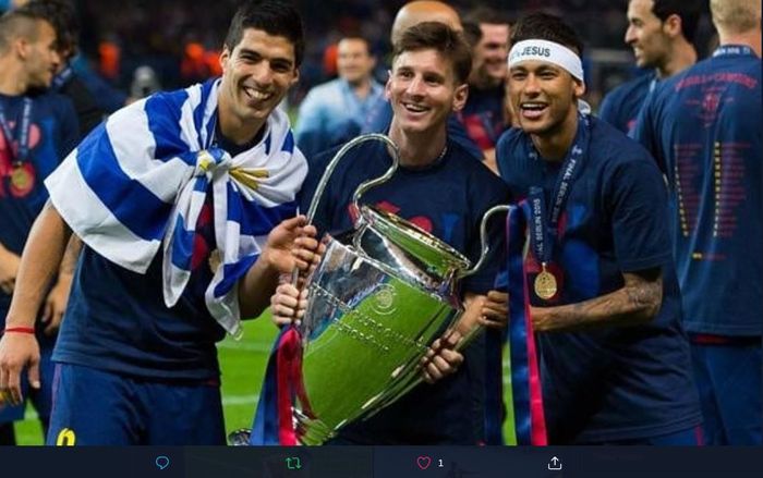 Luis Suarez, Lionel Messi, dan Neymar berpose dengan trofi juara Liga Champions usai Barcelona menekuk Juventus di final edisi 2014-2015.