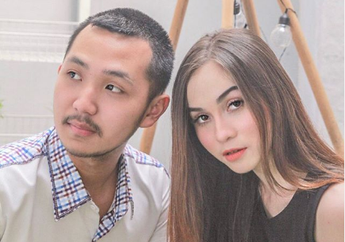 Artis ini Tersorot Media Sejak Dapat THR Mobil Alpard, Sosok Sang Kekasih Ternyata Bukan Orang Sembarangan Sampai harus Dikawal Tentara, Terungkap Isi Hunian Sang Selebgram
