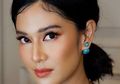 Ciri Khas Gaya Makeup Dian Sastrowardoyo Bergaya Flawless, Yuk Tiru!