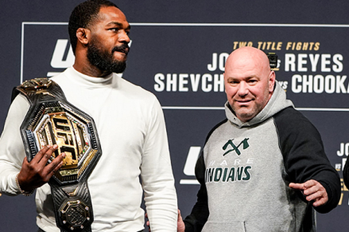 Jon Jones (kiri) dan Dominick Reyes (kanan) saat keduanya selesai melakukan staredown dengan disaksikan Presiden UFC, Dana White.