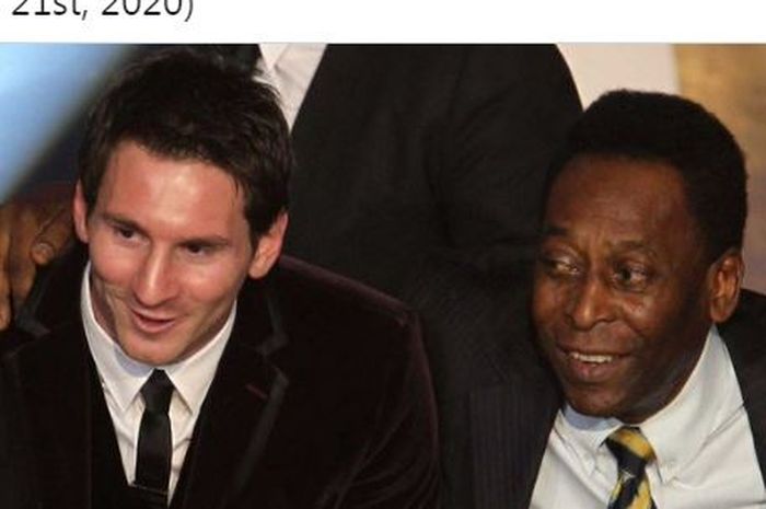 Striker legendaris timnas Brasil, Pele (kanan), berpose dengan megabintang timnas Argentina, Lionel Messi.