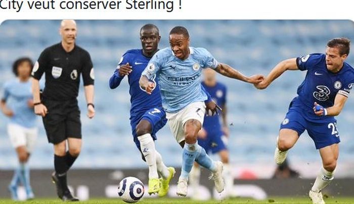 Penyerang Manchester City, Raheem Sterling, beraksi melawan Chelsea.