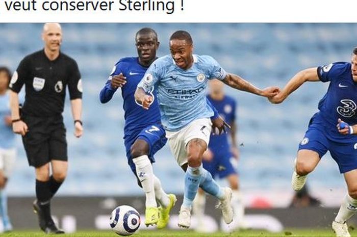 Penyerang Manchester City, Raheem Sterling, beraksi melawan Chelsea.