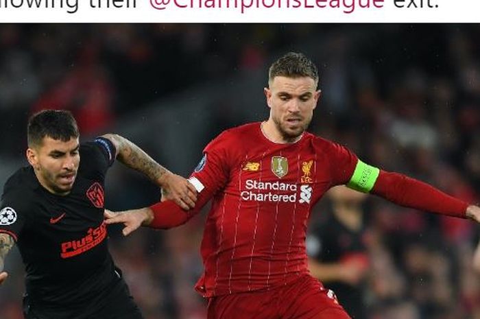 Kapten tim Liverpool, Jordan Henderson (kanan) saat berduel dengan pemain Atletico Madrid, Angel Correa pada laga leg kedua babak 16 besar Liga Champions 2019-2020.