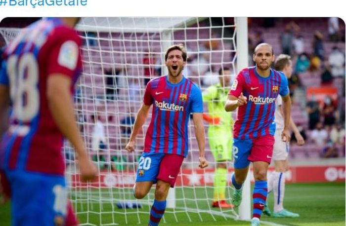 Gelandang Barcelona, Sergi Roberto, merayakan gol ke gawang Getafe dalam laga Liga Spanyol di Stadion Camp Nou, Minggu (29/8/2021).