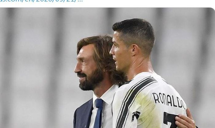 Pelatih Juventus, Andrea Pirlo, merangkul Cristiano Ronaldo.