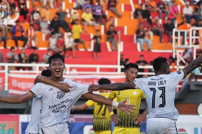 Pemain RANS Nusantara FC, Septian Bagaskara saat selebrasi setelah mencetak gol ke gawang Barito Putera dalam Grup B Piala Presiden 2022, di Stadion Segiri Samarinda, Kalimantan Timur, Selasa (14/6/2022).