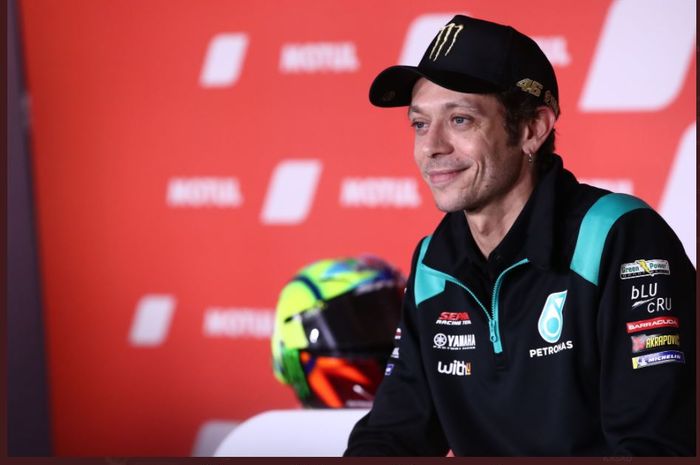 Legenda balap motor, Valentino Rossi, saat masih berseragam Petronas Yamaha SRT pada MotoGP 2021.