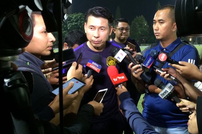 Pelatih timnas Malaysia, Tan Cheng Hoe saat menjawab pertanyaan wartawan dalam sesi latihan jelang laga kontra timnas Indonesia di Lapangan C, Komplek Gelora Bung Karno, Senayan, Jakarta, 3 September 2019. 