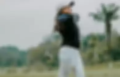 Amel Carla bermain golf