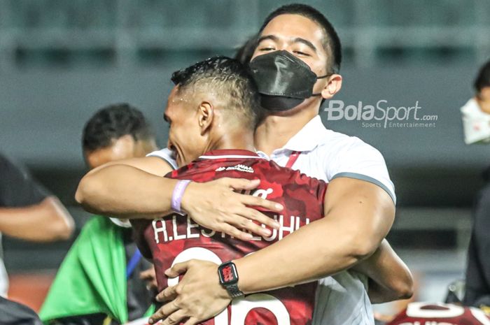 Direktur Utama Persis Solo, Kaesang Pangarep (kanan), nampak sedang memeluk salah satu pemainnya seusai timnya menjadi juara Liga 2 2021 di Stadion Pakansari, Bogor, Jawa Barat, 30 Desember 2021.