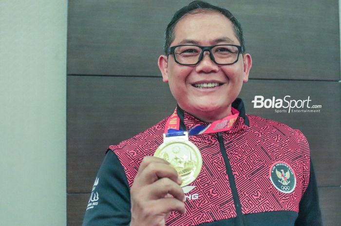Manajer timnas U-22 Indonesia, Sumardji, sedang menunjukkan medali emas SEA Games 2023 saat ditemui di Hotel Fairmont, Senayan, Jakarta, Jumat (19/5/2023) malam.