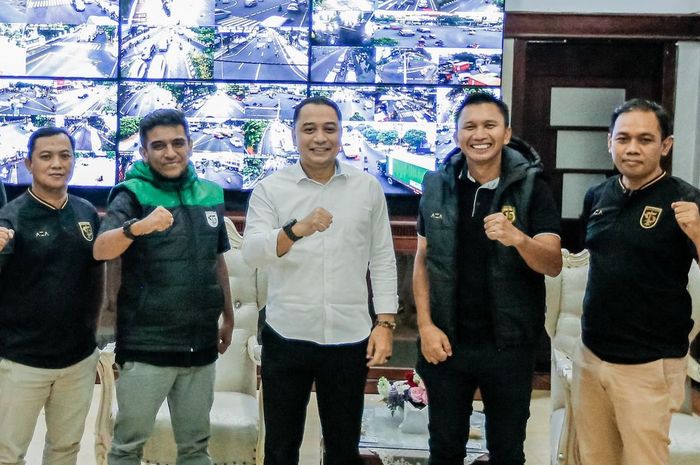 Presiden klub Persebaya, Azrul Ananda bertemu dengan Walikota Surabaya Eri Cahyadi untuk membahas laga persahabatan bertajuk Trofeo Wali Kota Surabaya pada bulan Mei 2022.