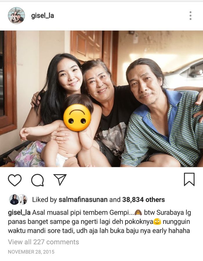 Gisella Anastasia saat mengunjungi kedua orangtuanya di Surabaya.