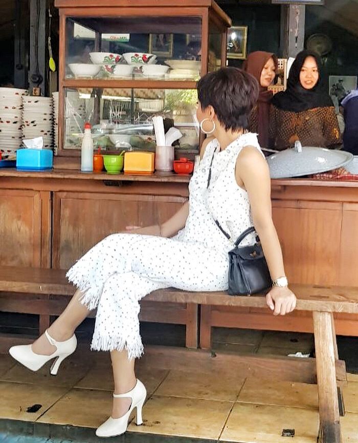 Penampilan modis dan mewah Yuni Shara pakai tas branded harga fantastis di warung soto