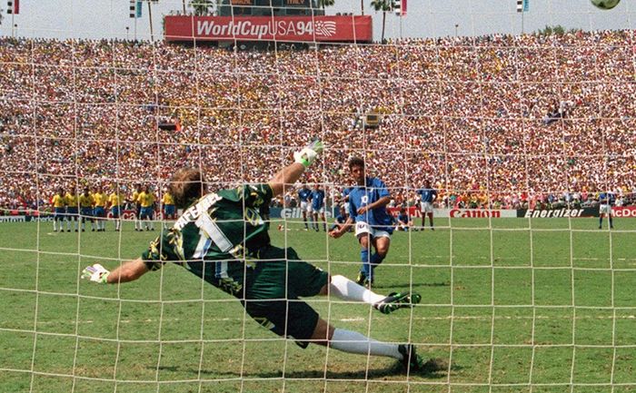 Momen Roberto Baggio gagal melakukan tendangan penalti kala Italia berhadapan dengan Brasil di final Piala Dunia 1994 yang berlangsung di Amerika Serikat.