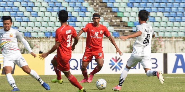 Aksi pemain Persija Jakarta Bruno Matos pada laga tandang timnya kontra tuan rumah Shan United, di Stadion Thuwanna, Yangon, Myanmar, Selasa (12/3/2019).