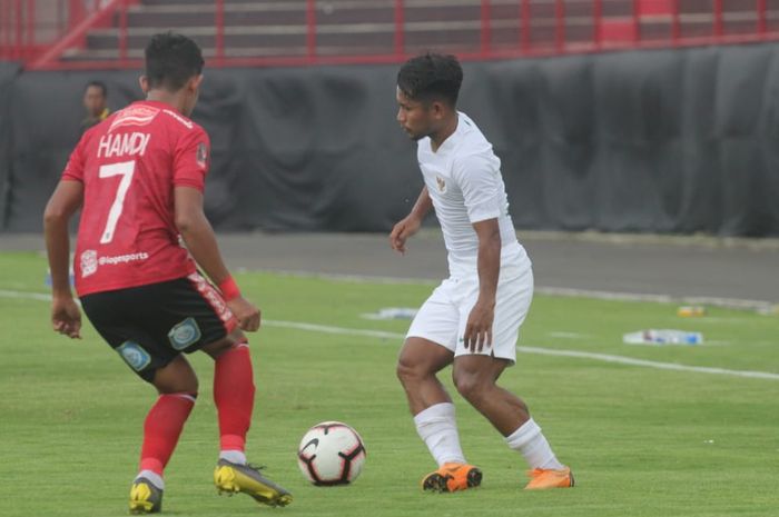Miftahul Hamdi (kiri) dan Andik Vermansah pada laga uji coba timnas Indonesia kontra Bali United di Stadion Kapten I Wayan Dipta, Gianyar, Bali, Rabu (20/3/2019).