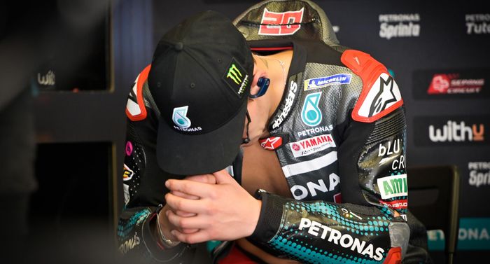 Pembalap Petronas Yamaha SRT, Fabio Quartararo, tertunduk lesu di dalam garasi timnya.