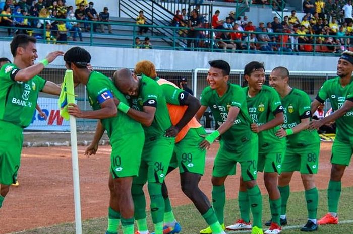 Selebrasi para pemain Bhayangkara FC setelah Jajang Mulyana (10) mencetak gol ke gawang Barito Putera pada pekan ke-19 Liga 1 2019 di Stadion Demang Lehman, Banjarmasin, Rabu (18/9/2019).