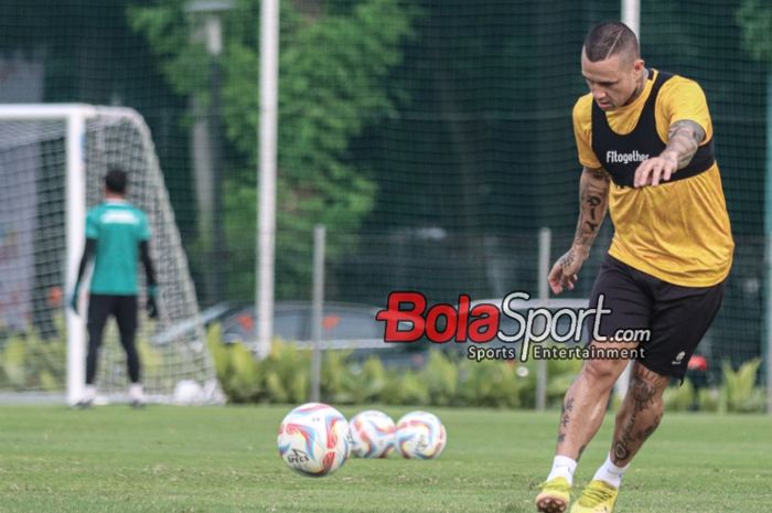 Pemain Bhayangkara FC, Radja Nainggolan, sedang menendang bola dalam sesi latihan di Lapangan B, Senayan, Jakarta, Selasa (12/8/2023) sore.