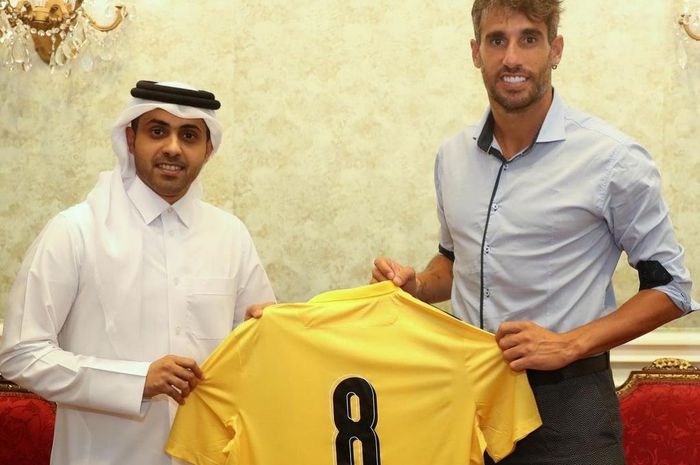 Eks pemain Bayern Munchen, Javi Martinez (kanan) resmi diperkenalkan oleh Qatar SC sebagai pemain barunya.