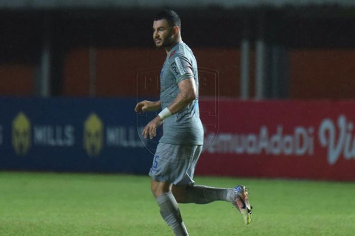 Eks pemain Persib Bandung, Farshad Noor, saat memperkuat Maung Bandung dalam laga Piala Menpora 2021. Pemain ini memperkuat Afghanistan melawan Timnas Indonesia dalam uji coba di Dubai, UEA, Selasa (25/5/2021), menjelang Kualifikasi Piala Dunia 2022.