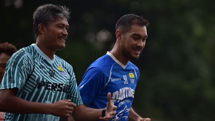 Gelandang Persib Bandung, Omid Nazari, saat mengikuti latihan tim.