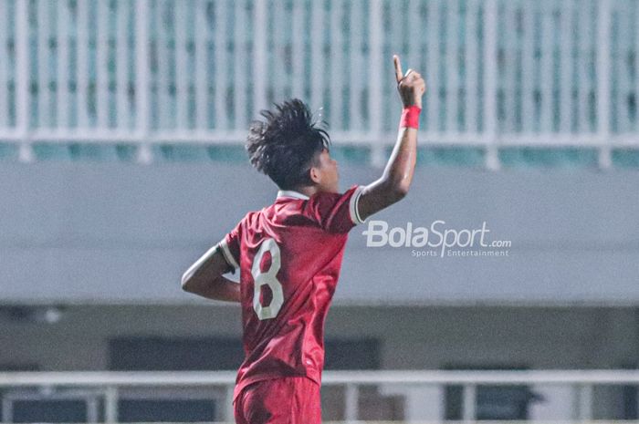 Pemain timnas U-17 Indonesia, Arkhan Kaka Putra, nampak melakukan selebrasi seusai mencetak gol dalam laga pekan pertama grup B Kualifikasi Piala Asia U-17 2023 di Stadion Pakansari, Bogor, Jawa Barat, 3 Oktober 2022.