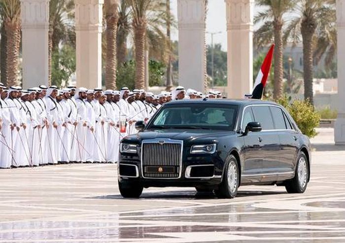 Presiden Rusia Vladimir Putin saat tiba di Qasr Al Watan dengan limusin Aurus Senat pada 2019.