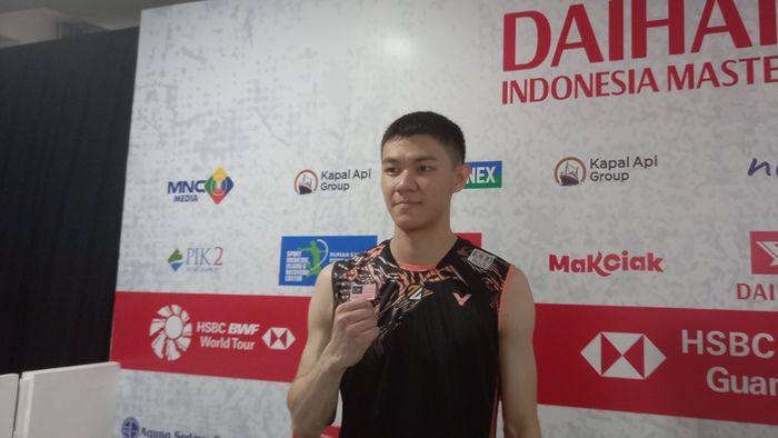 Tunggal putra asal Malaysia, Lee Zii Jia, usai kalah dari Anthony Sinisuka Ginting pada babak 8 besar Indonesia Masters 2022.