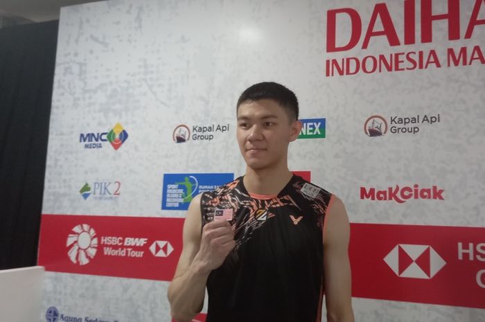 Tunggal putra asal Malaysia, Lee Zii Jia, usai kalah dari Anthony Sinisuka Ginting pada babak 8 besar Indonesia Masters 2022.