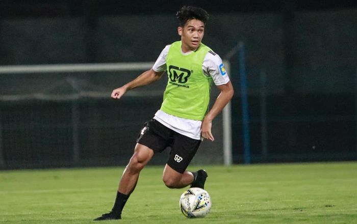 Bek sayap terbaru milik Madura United, Samuel Christianson, saat menjalani latihan perdana bersama klub barunya di Stadion Gelora Bangkalan, Madura, pada Jumat (10/1/2020).