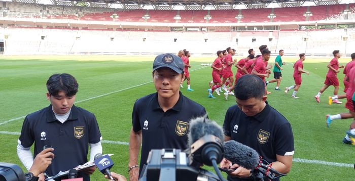 Pelatih timnas Indonesia, Shin Tae-yong saat memberi keterangan kepada awak media di Stadion Utama Gelora Bung Karno (SUGBK), Senayan, Jakarta, Selasa (20/12/2022).