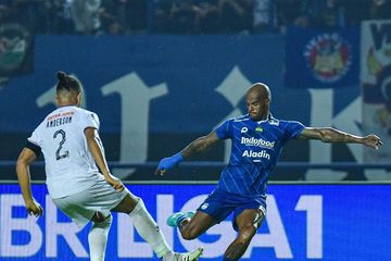 Duel David da Silva dan Anderson Nascimento pada laga Persib Bandung Vs Persik Kediri di Stadion Gelora Bandung Lautan Api (GBLA), Bandung, Minggu (10/12/2023).