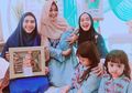 Suasana Aqiqah Keponakan Baru Oki Setiana Dewi, Serba Putih Biru