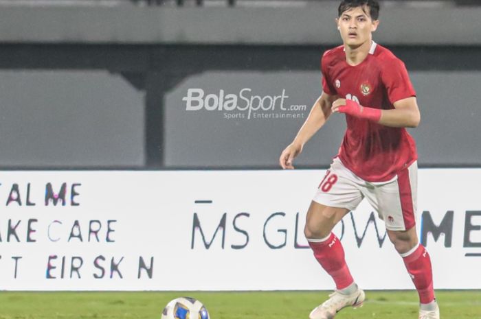 Bek timnas Indonesia, Alfeandra Dewangga, sedang menguasai bola di Stadion Kapten I Wayan Dipta, Gianyar, Bali, 27 Januari 2022.