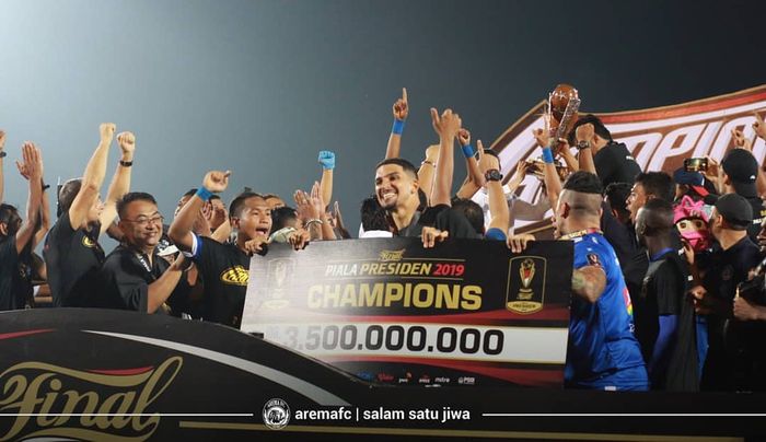 Arema FC merayakan keberhasilan menjadi juara Piala Presiden 2019.