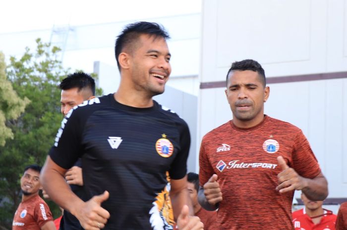 Duo Persija Jakarta Andritany Ardhiyasa dan Alberto Goncalves melakukan pemanasan di parkiran hotel Ibis di Hunter Street, Newcastle, New South Walles, Australia, Minggu (10/2/2019).