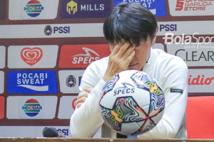 Shin Tae-yong tertunduk saat menghadiri sesi jumpa pers setelah laga turnamen mini internasional yang diikuti Timnas U-20 Indonesia di Stadion Gelora Bung Karno, Jakarta, Selasa, 21 Februari 2023 malam.