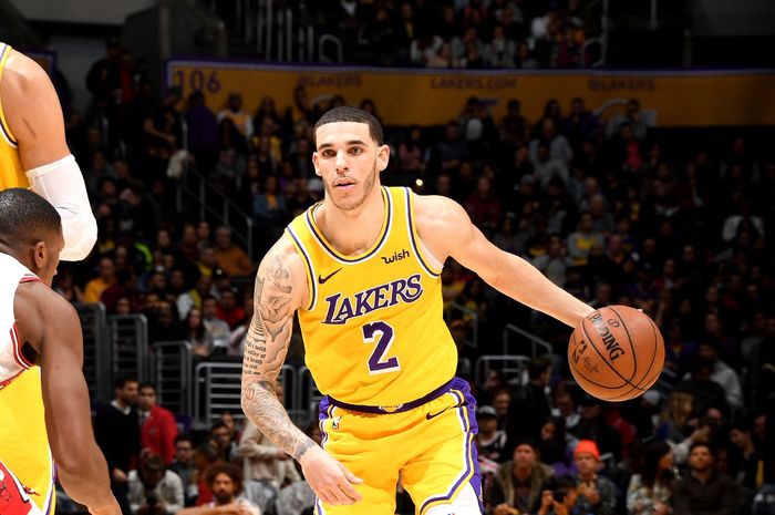 Lonzo Ball mengalami cedera saat LA Lakers berhadapan melawan Houston Rockets, Minggu (20/1/2019) WIB.
