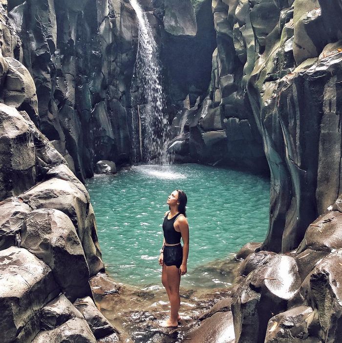 Penampilan seksi Anglea Gilsha saat traveling
