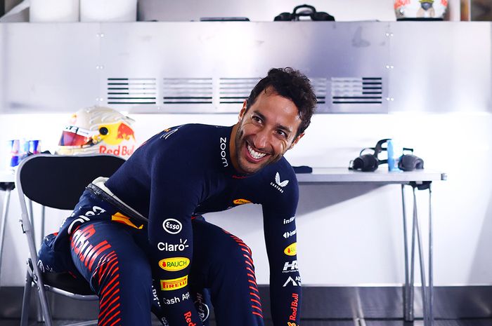 Pembalap cadangan Red Bull Racing, Daniel Ricciardo, dipastikan akan kembali berlomba di Formula 1 setelah menggantikan Nyck de Vries di AlphaTauri untuk sisa musim 2023.