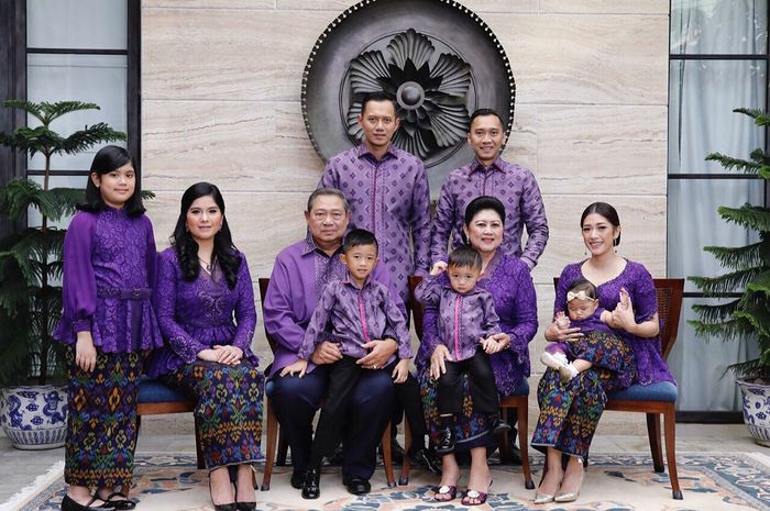 Lebaran Perdana Tanpa Ibu Ani Yudhoyono, Ini Makna Batik Sawunggaling yang Digunakan Keluarga Yudhoyono Saat Idul Fitri