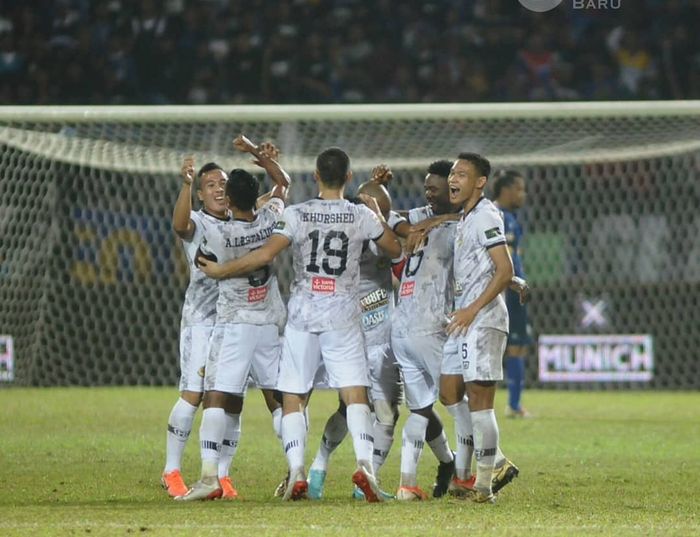 Skuat Tira Persikabo merayakan kemenangan atas tuan rumah Arema FC di Stadion Gajayana, Malang, Sabtu (29/6/2019).