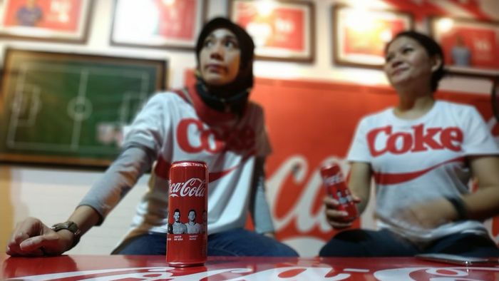 Senior IMC Manager dan Communication Manager Coca-Cola Indonesia, Arifa lslamie serta Fauziah Syafarina Nasution saat memamerkan produk baru.