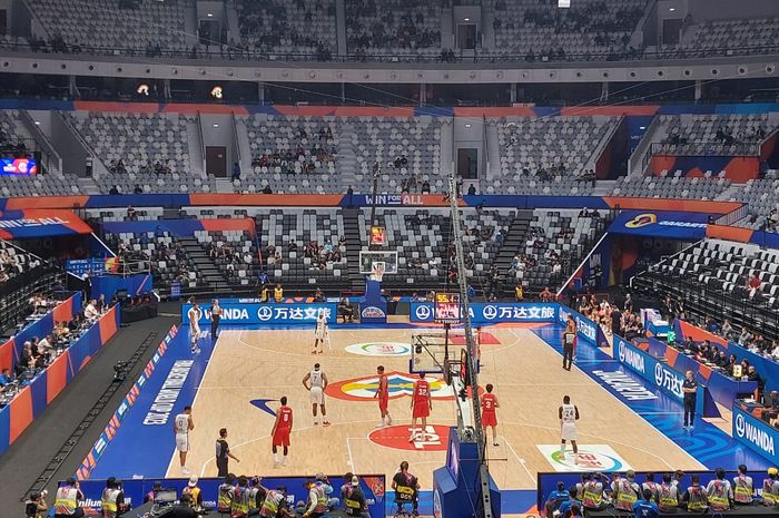 Suasana pertandingan FIBA World Cup 2023 antara Prancis vs timnas basket Iran, di Indonesia Arena, Senayan, Jakarta, Kamis (31/8/2023).
