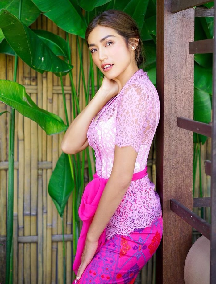 Jessica Iskandar dalam balutan kebaya Bali